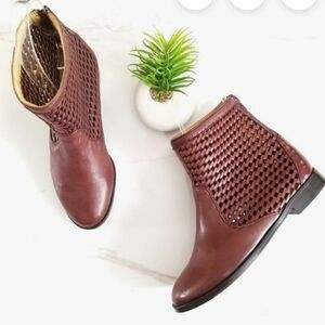 Robert Zur Women's Burgundy Ankle Booties